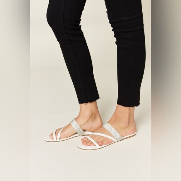 WILD DIVA Rhinestone Strappy Flat Sandals - Picture 4 of 6